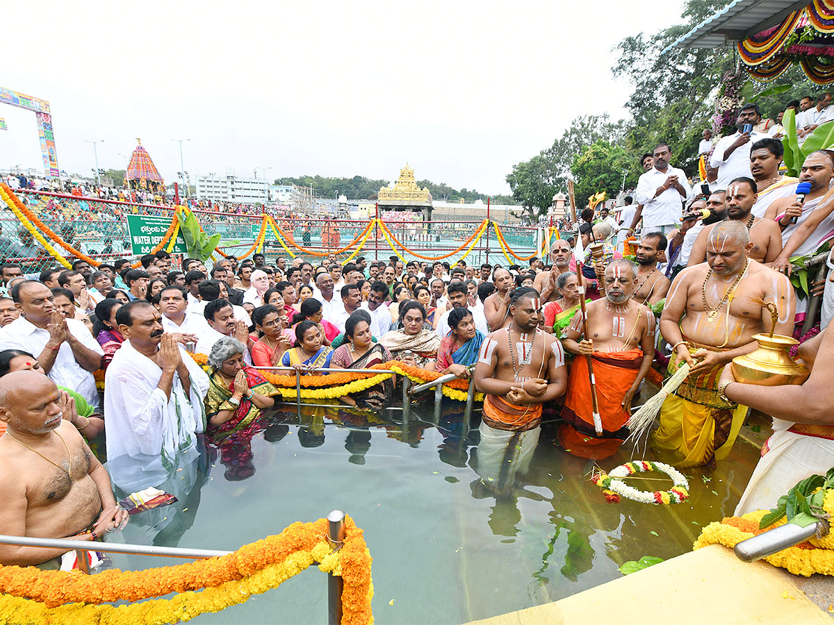 Chakra_20Snanam_20at_20Tirumala_20Brahmothsavalu_202023-5.jpg 5