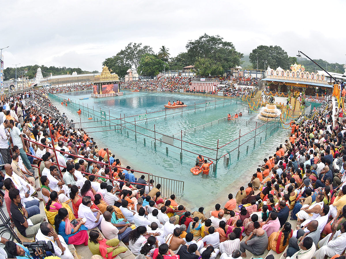 Chakra_20Snanam_20at_20Tirumala_20Brahmothsavalu_202023-6.jpg 6