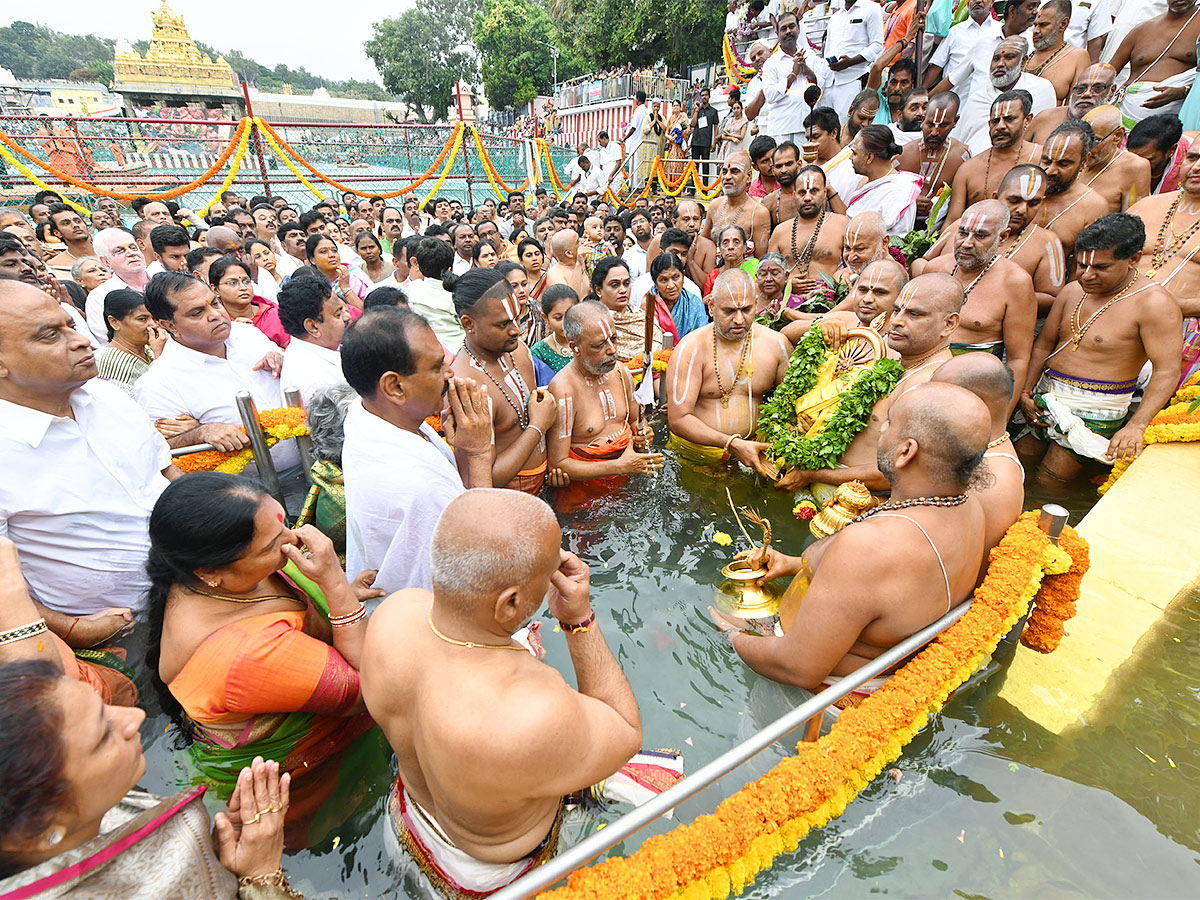 Chakra_20Snanam_20at_20Tirumala_20Brahmothsavalu_202023-7.jpg 7