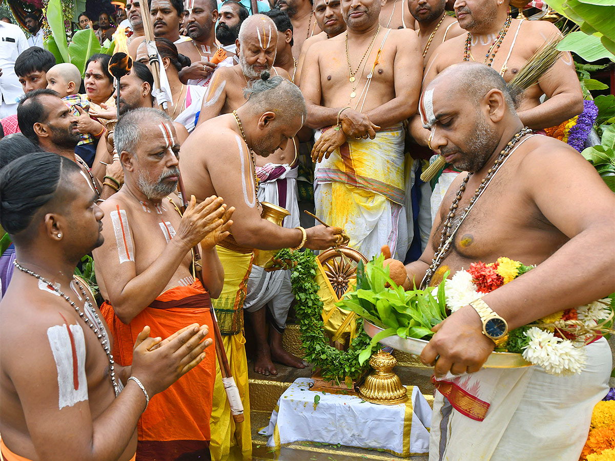 Chakra_20Snanam_20at_20Tirumala_20Brahmothsavalu_202023-8.jpg 8
