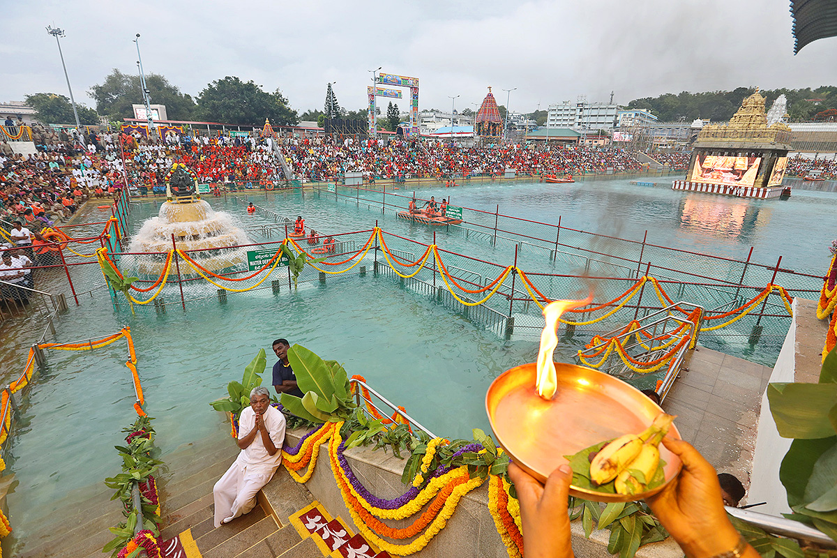 Chakra_20Snanam_20at_20Tirumala_20Brahmothsavalu_202023-9.jpg 9