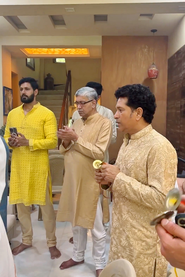 Indian_20cricket_20Legend_20Sachin_20Tendulkar_20at_20Ganpati_20nimarjan_20Photos6.jpg 7