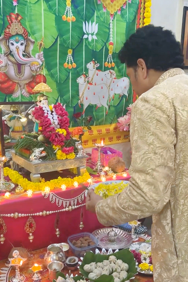 Indian_20cricket_20Legend_20Sachin_20Tendulkar_20at_20Ganpati_20nimarjan_20Photos7.jpg 8