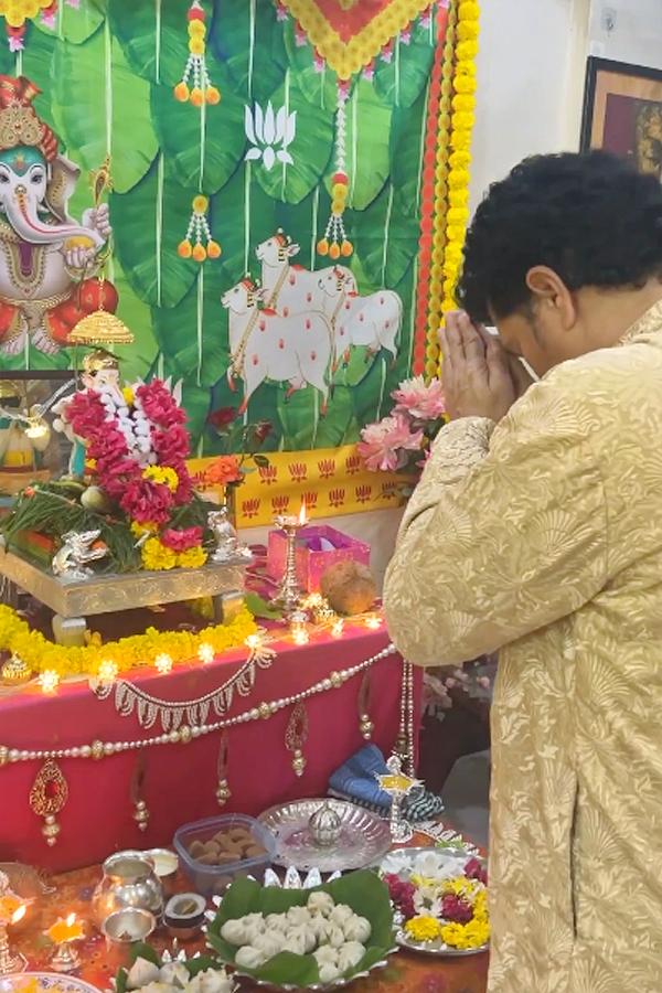Indian_20cricket_20Legend_20Sachin_20Tendulkar_20at_20Ganpati_20nimarjan_20Photos8.jpg 9