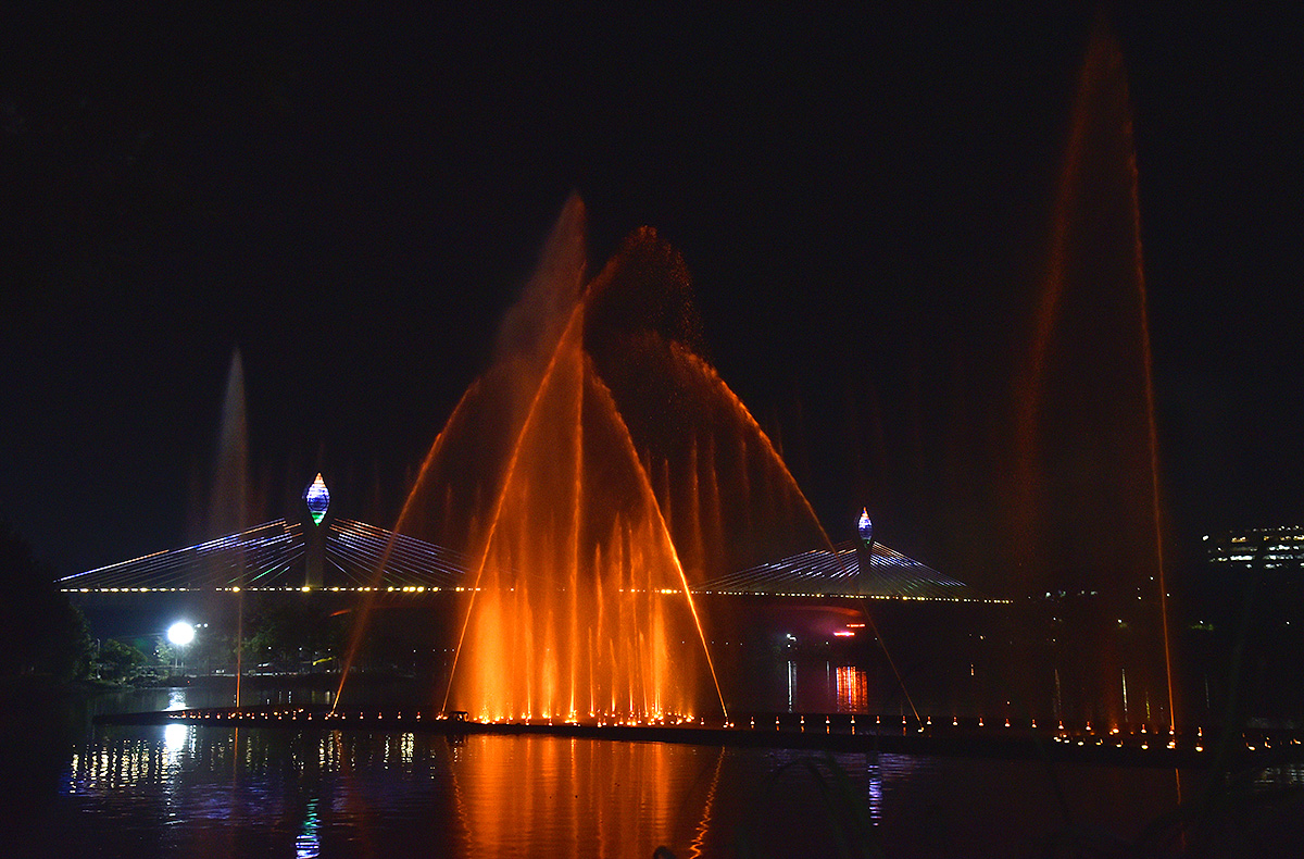 Musical_20fountains_20at_20Durgam_20Cheruvu_20cable_20bridge-1.jpg 1
