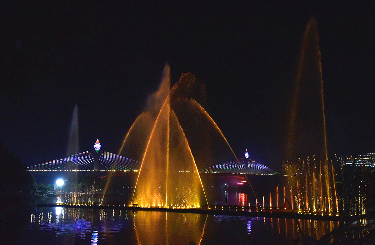 Musical_20fountains_20at_20Durgam_20Cheruvu_20cable_20bridge-2.jpg 2