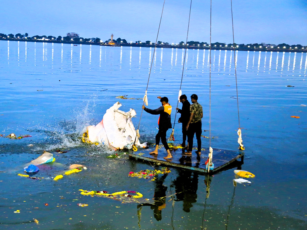 Ganesh_20Nimajjanam_20at_20Hussain_20Sagar_20Photos_2.jpg 3