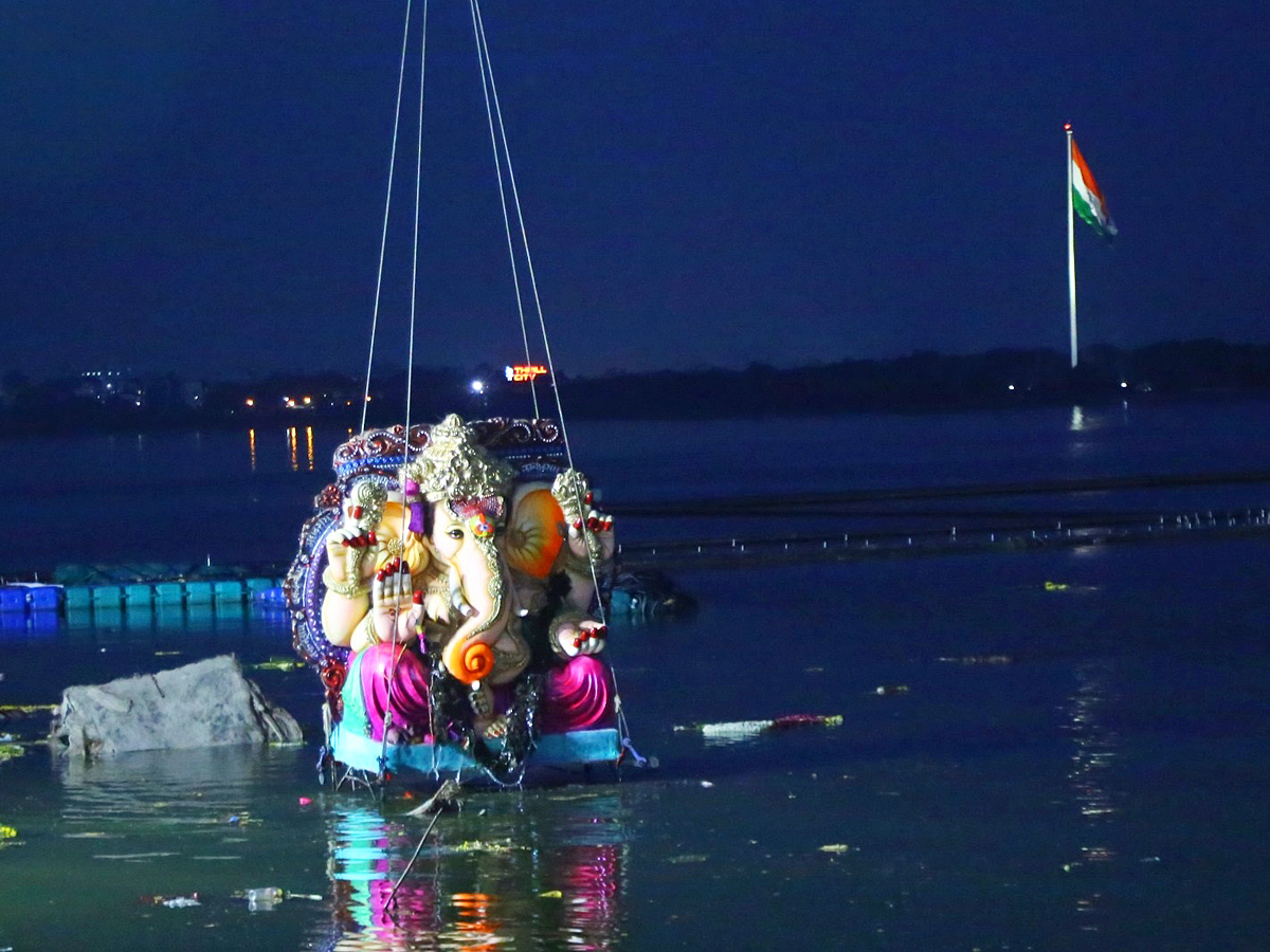 Ganesh_20Nimajjanam_20at_20Hussain_20Sagar_20Photos_5.jpg 1