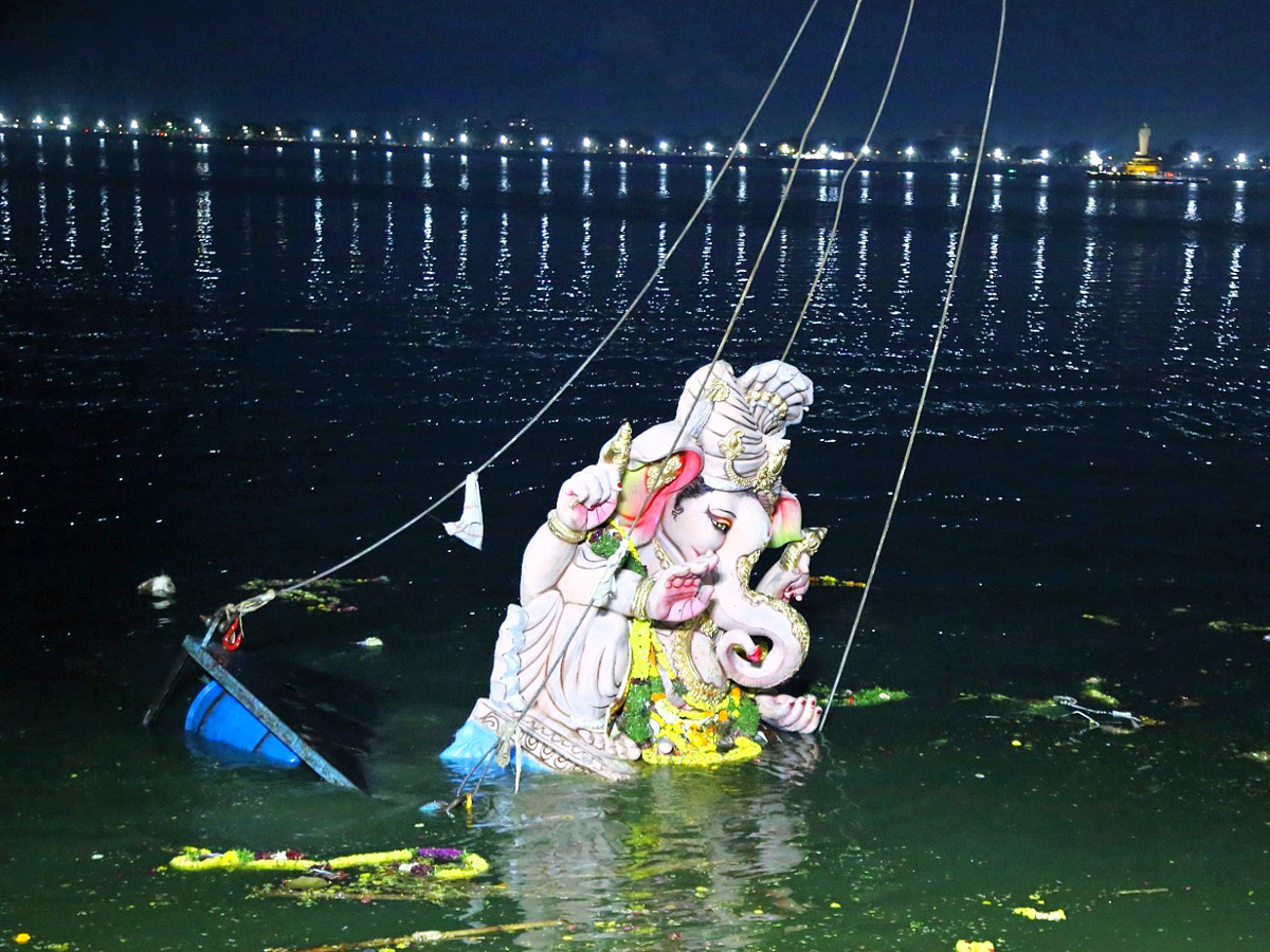 Ganesh_20Nimajjanam_20at_20Hussain_20Sagar_20Photos_6.jpg 6
