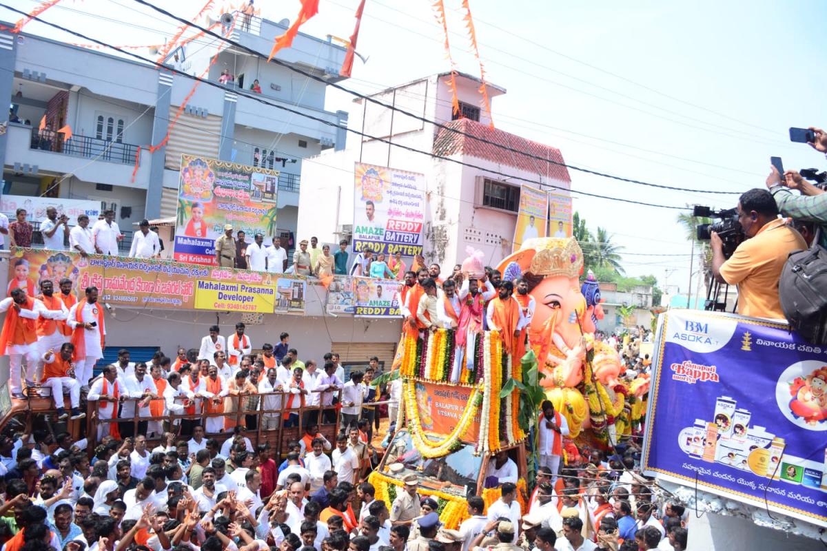 Balapur-Ganesh-Immersion-03.jpeg 6