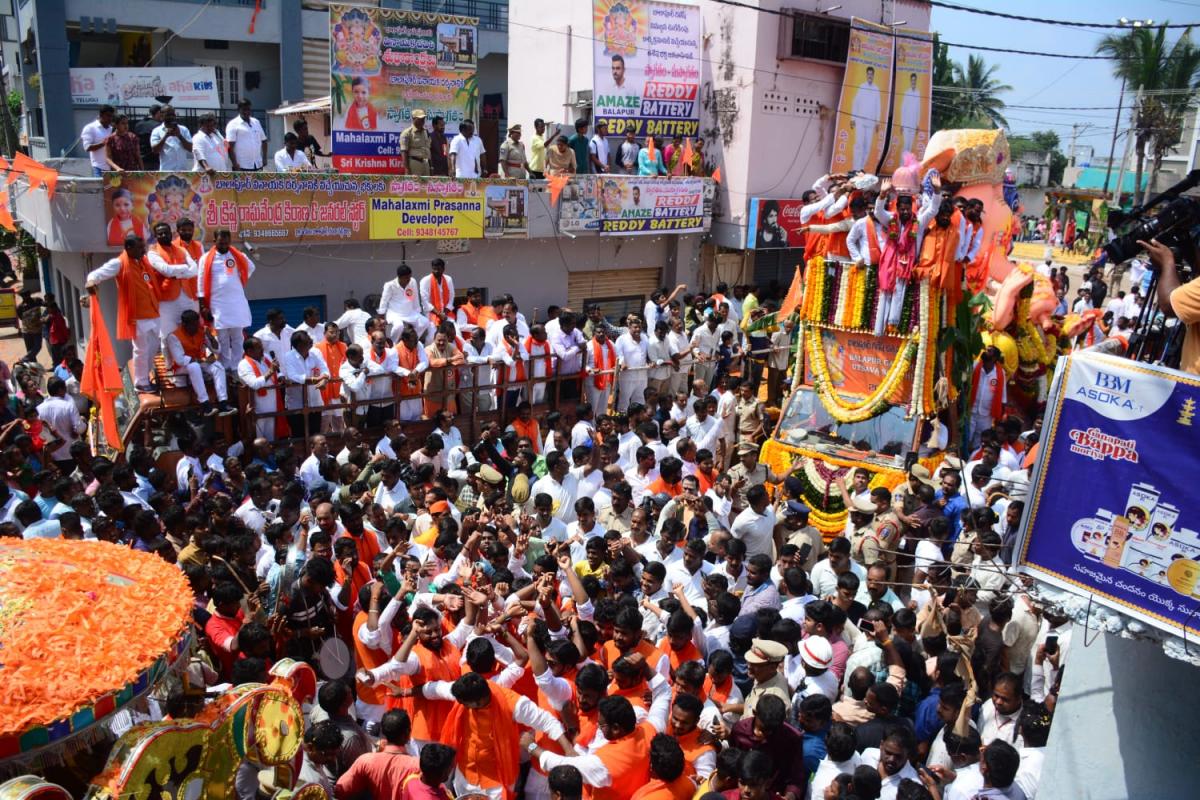 Balapur-Ganesh-Immersion-05.jpeg 8