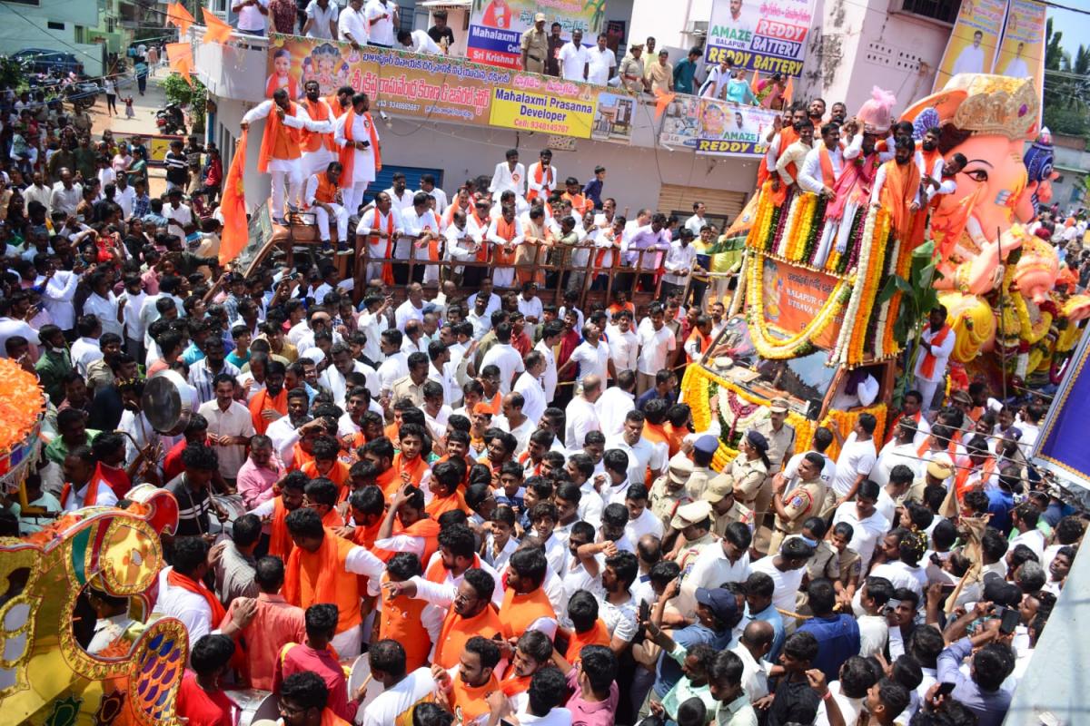 Balapur-Ganesh-Immersion-06.jpeg 9