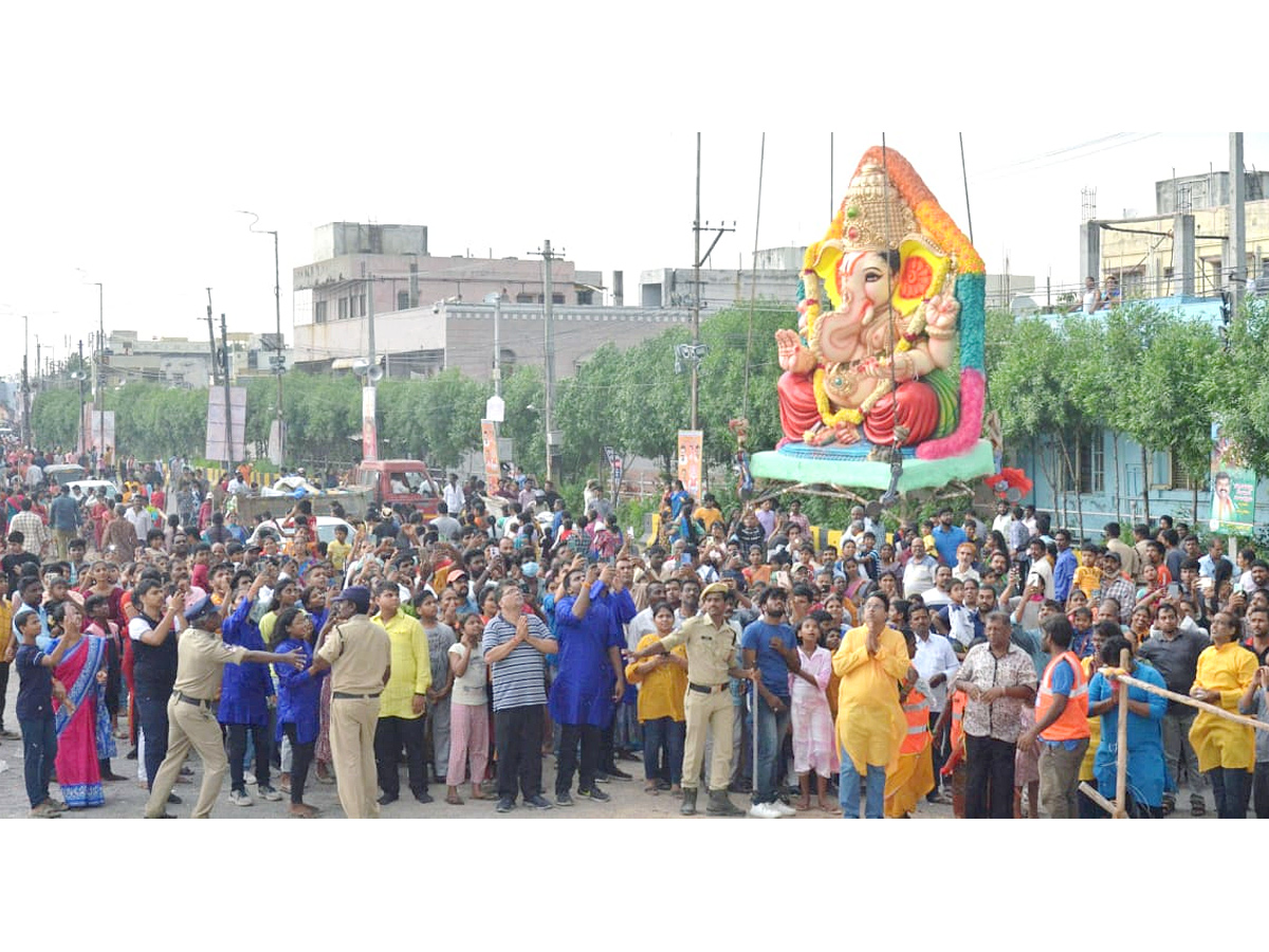 Hyderabad_20Ganesh_20Immersion_20Photos_25.jpg 24