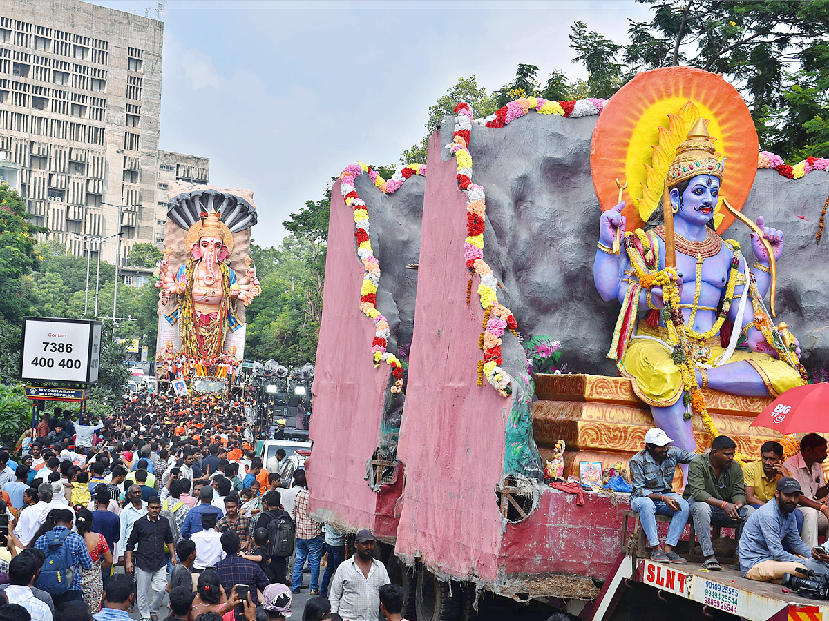 Khairatabad_20Ganesh_20Shobha_20Yatra_20Photos_3.jpg 18