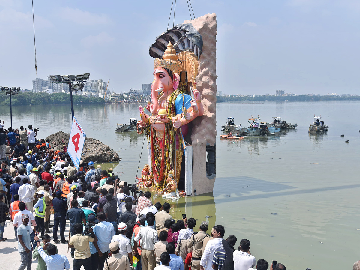 Khairatabad_20Ganesh_20Shobha_20Yatra_20Photos_7.jpg 21