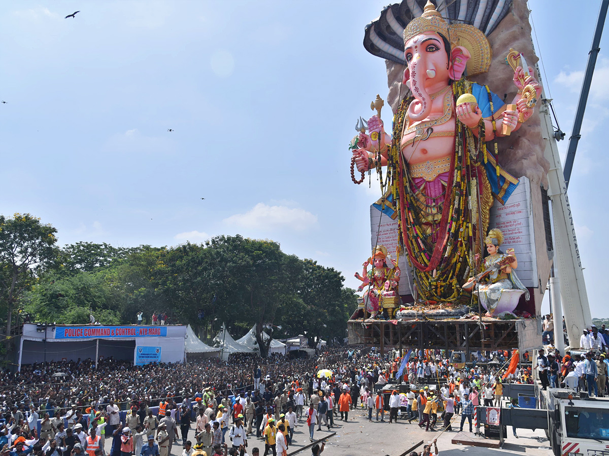 Khairatabad_20Ganesh_20Shobha_20Yatra_20Photos_8.jpg 22
