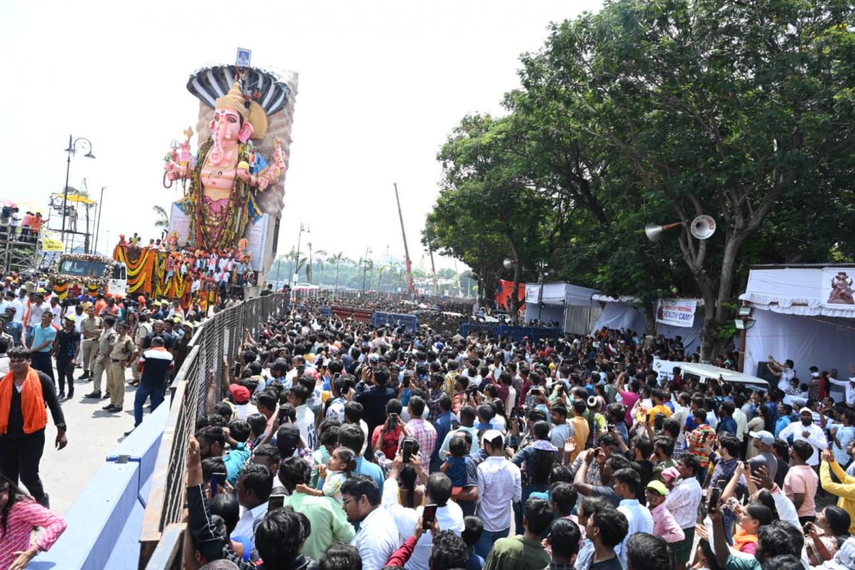 Khairtabad-Ganesh-Immersion-03.jpeg 4
