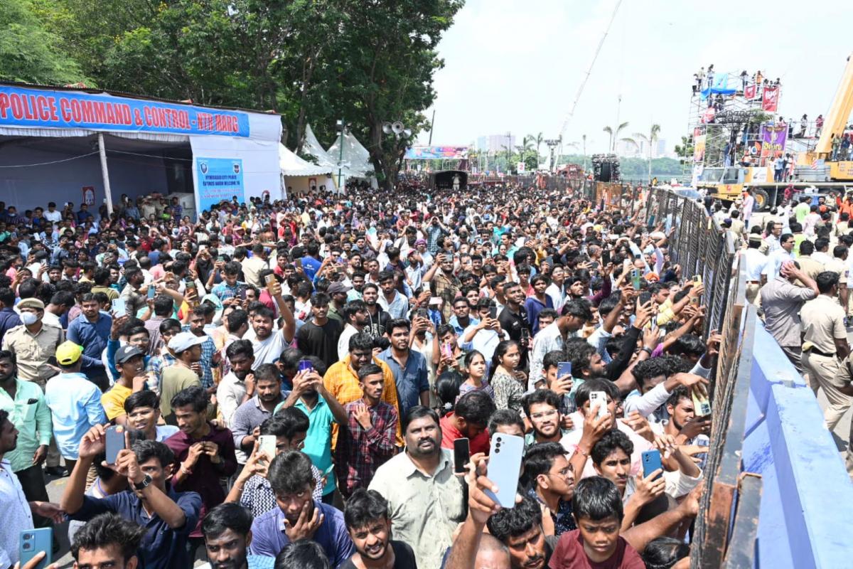 Khairtabad-Ganesh-Immersion-07.jpeg 8