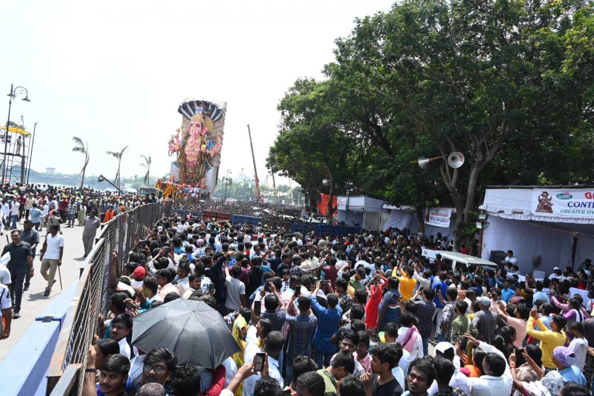 Khairtabad-Ganesh-Immersion-09.jpeg 10