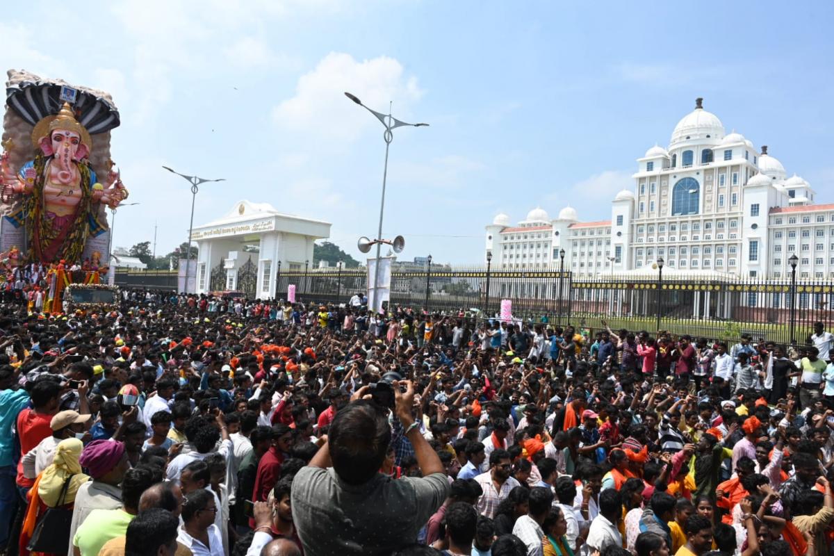 Khairtabad-Ganesh-Immersion-13.jpeg 14