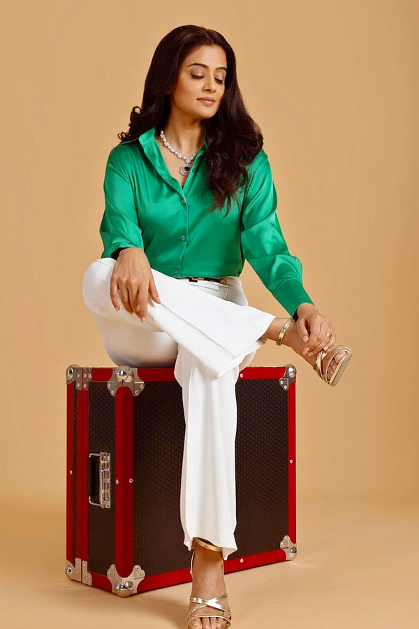 Priyamani_20new_20and_20slim_20look_20PHotos_10.jpg 11