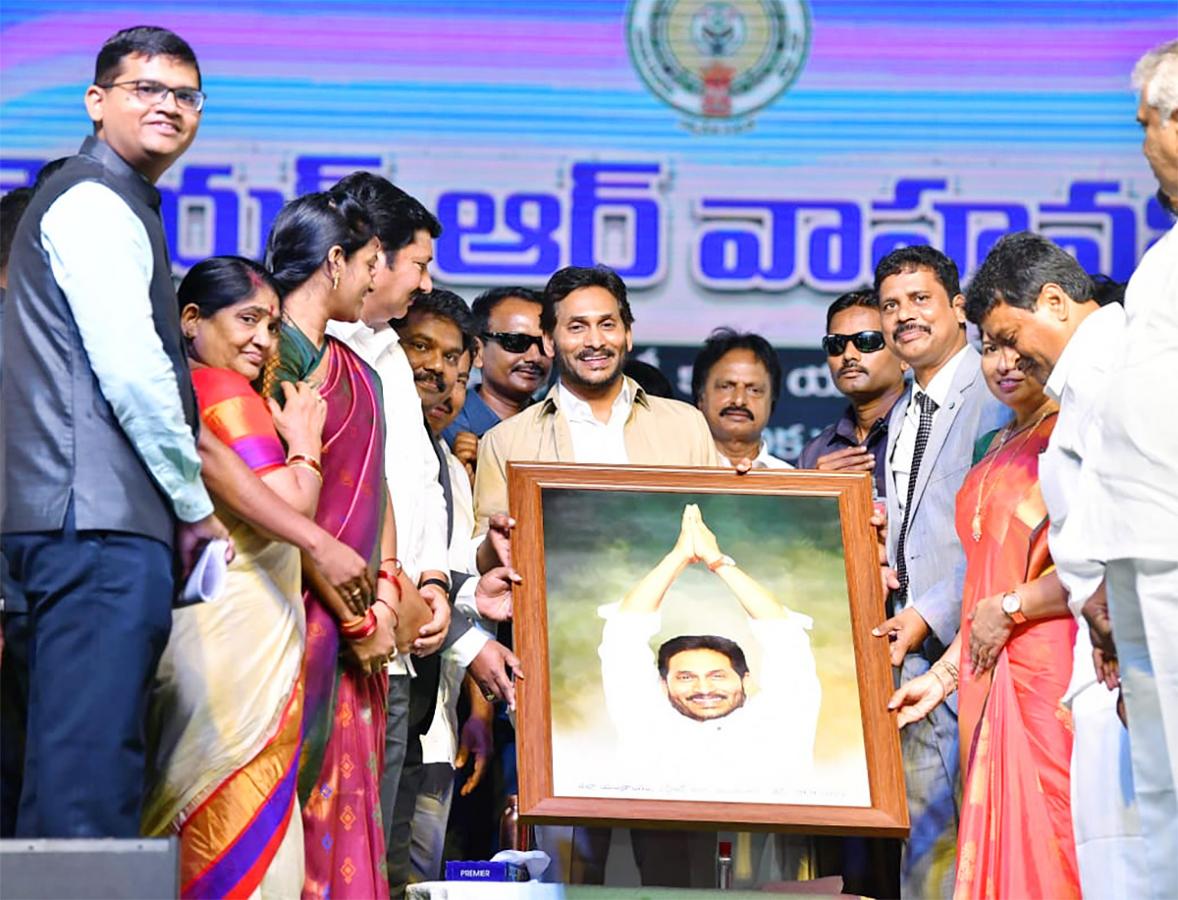 YSR_20Vahana_20Mitra_20Scheme_20CM_20YS_20Jagan_20At_20YSR_20Vahana_20Mitra_20Photos-5.jpg 6