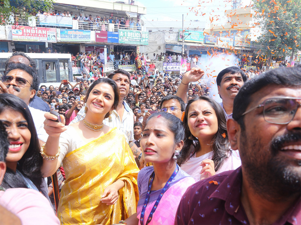 Actress_20keerthy_20suresh_20launches_20cmr_20shopping_20mall_20at_20Balapur_20Photos-1.jpg 2