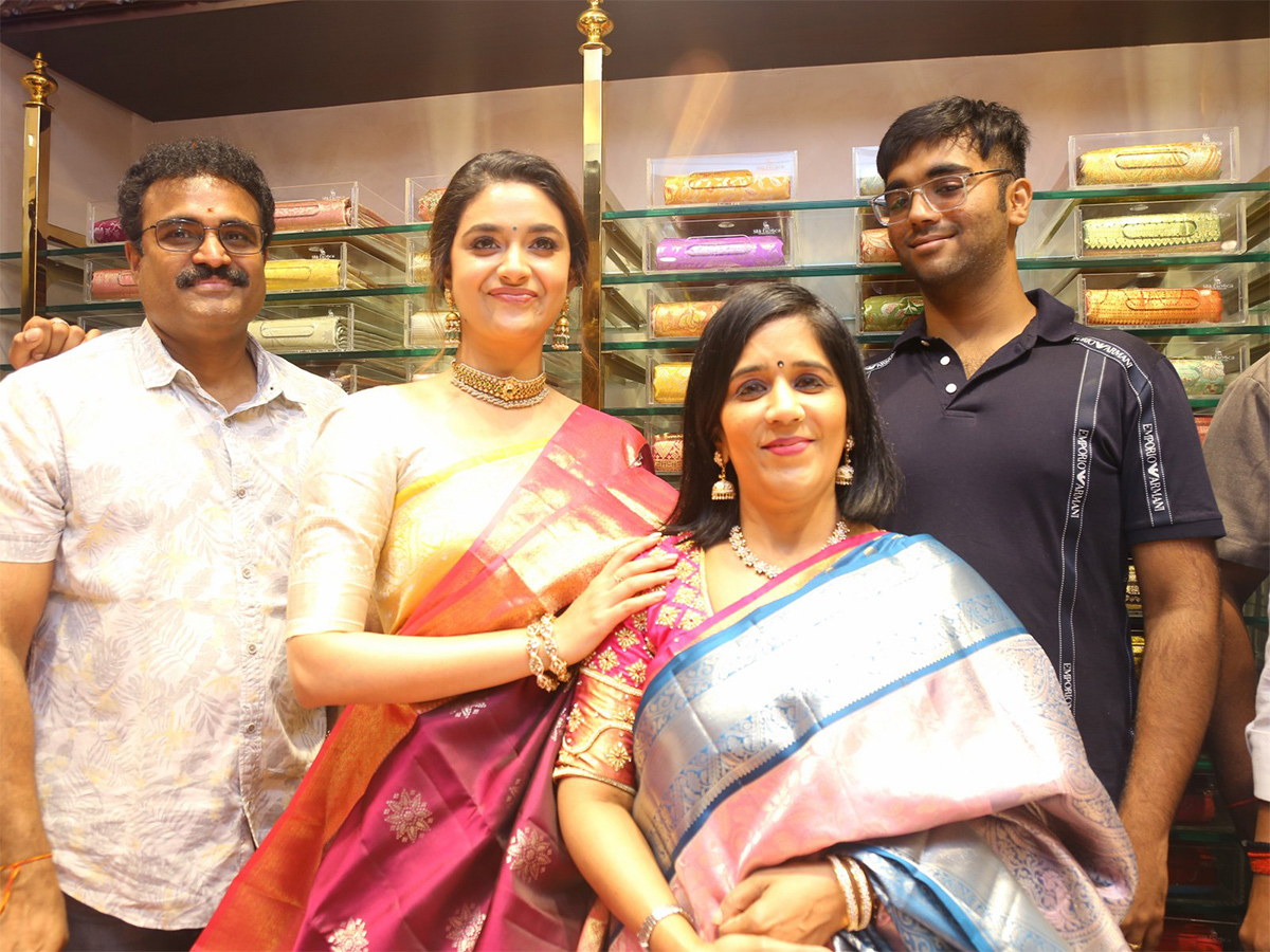Actress_20keerthy_20suresh_20launches_20cmr_20shopping_20mall_20at_20Balapur_20Photos-10.jpg 10