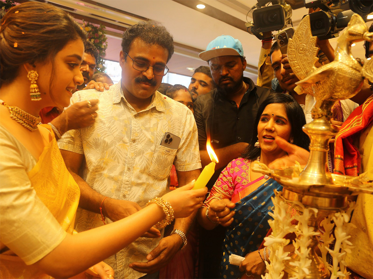 Actress_20keerthy_20suresh_20launches_20cmr_20shopping_20mall_20at_20Balapur_20Photos-12.jpg 12