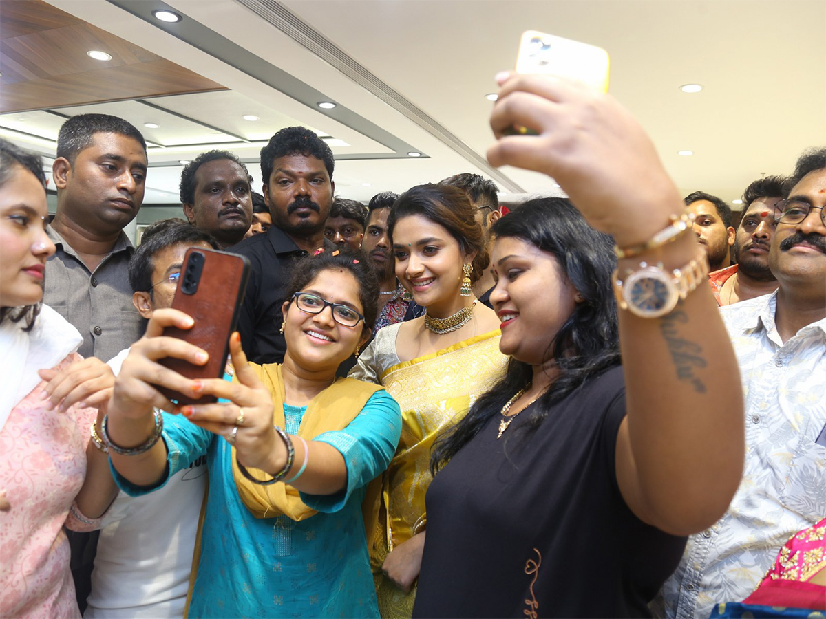 Actress_20keerthy_20suresh_20launches_20cmr_20shopping_20mall_20at_20Balapur_20Photos-13.jpg 13