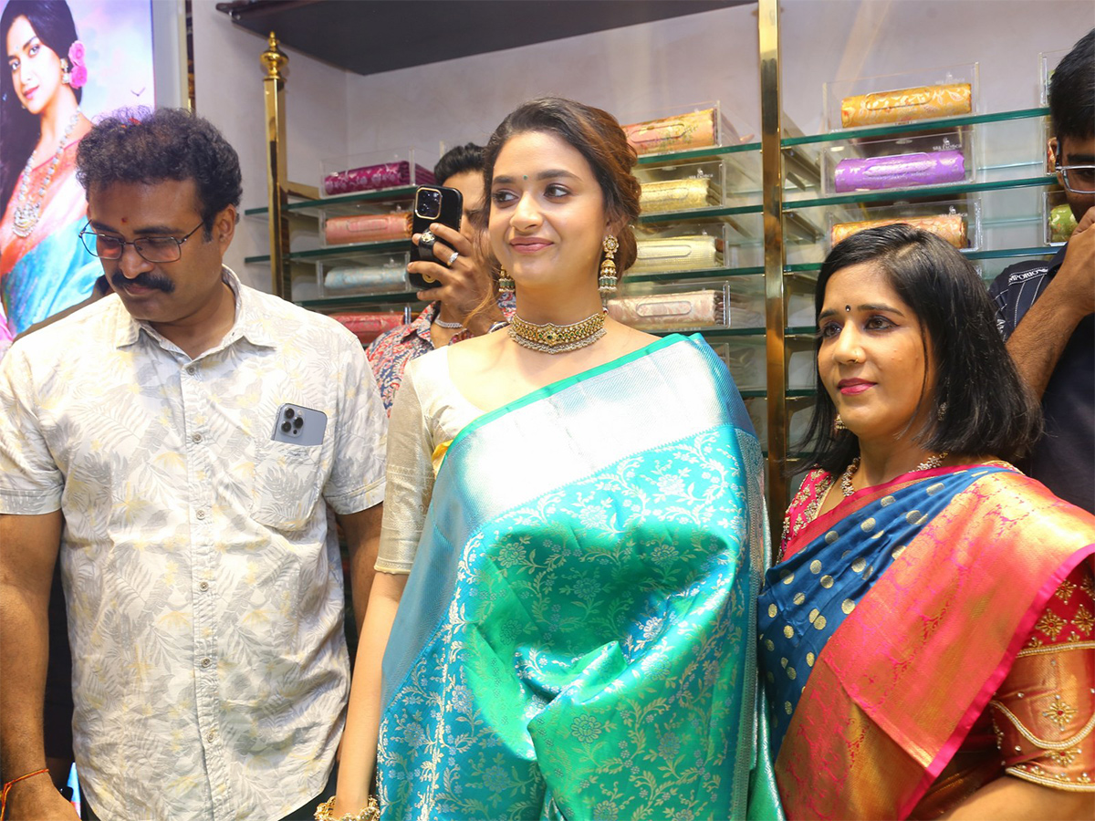 Actress_20keerthy_20suresh_20launches_20cmr_20shopping_20mall_20at_20Balapur_20Photos-14.jpg 14