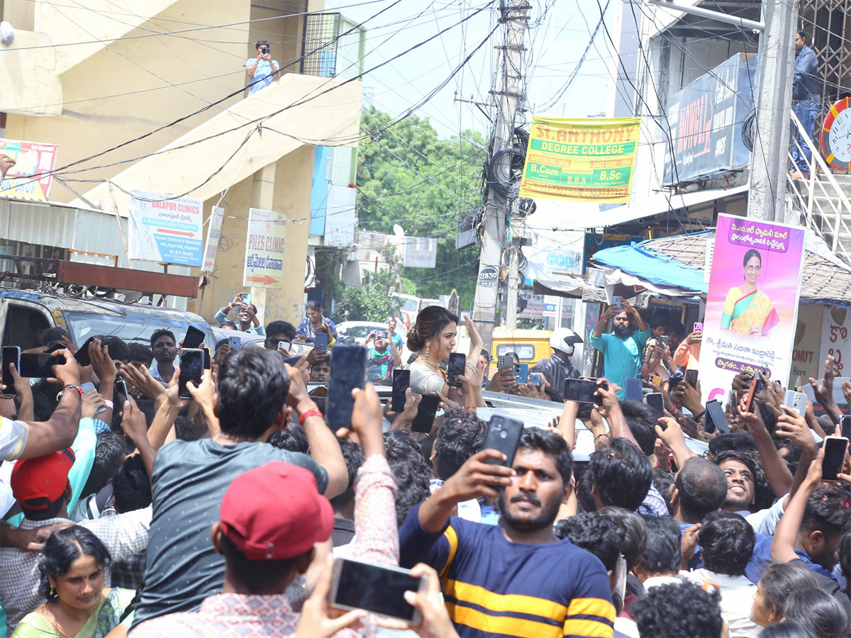 Actress_20keerthy_20suresh_20launches_20cmr_20shopping_20mall_20at_20Balapur_20Photos-16.jpg 16