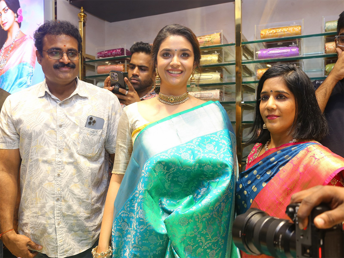 Actress_20keerthy_20suresh_20launches_20cmr_20shopping_20mall_20at_20Balapur_20Photos-17.jpg 17