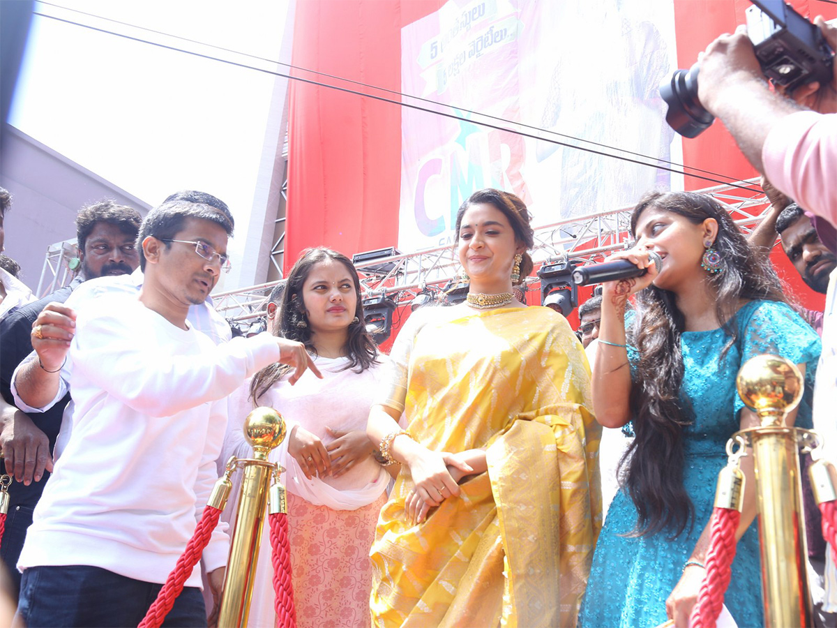 Actress_20keerthy_20suresh_20launches_20cmr_20shopping_20mall_20at_20Balapur_20Photos-19.jpg 18