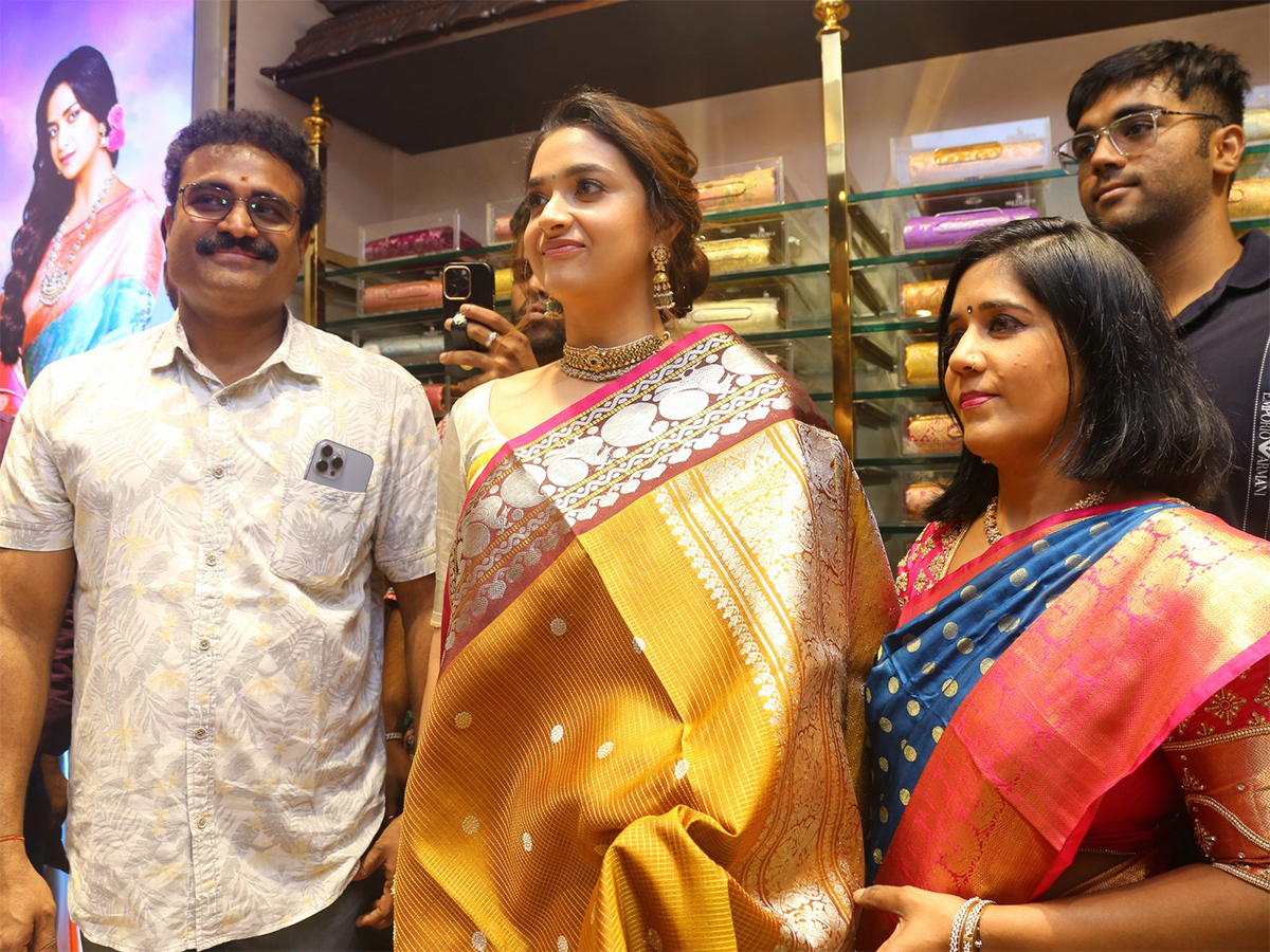 Actress_20keerthy_20suresh_20launches_20cmr_20shopping_20mall_20at_20Balapur_20Photos-20.jpg 19