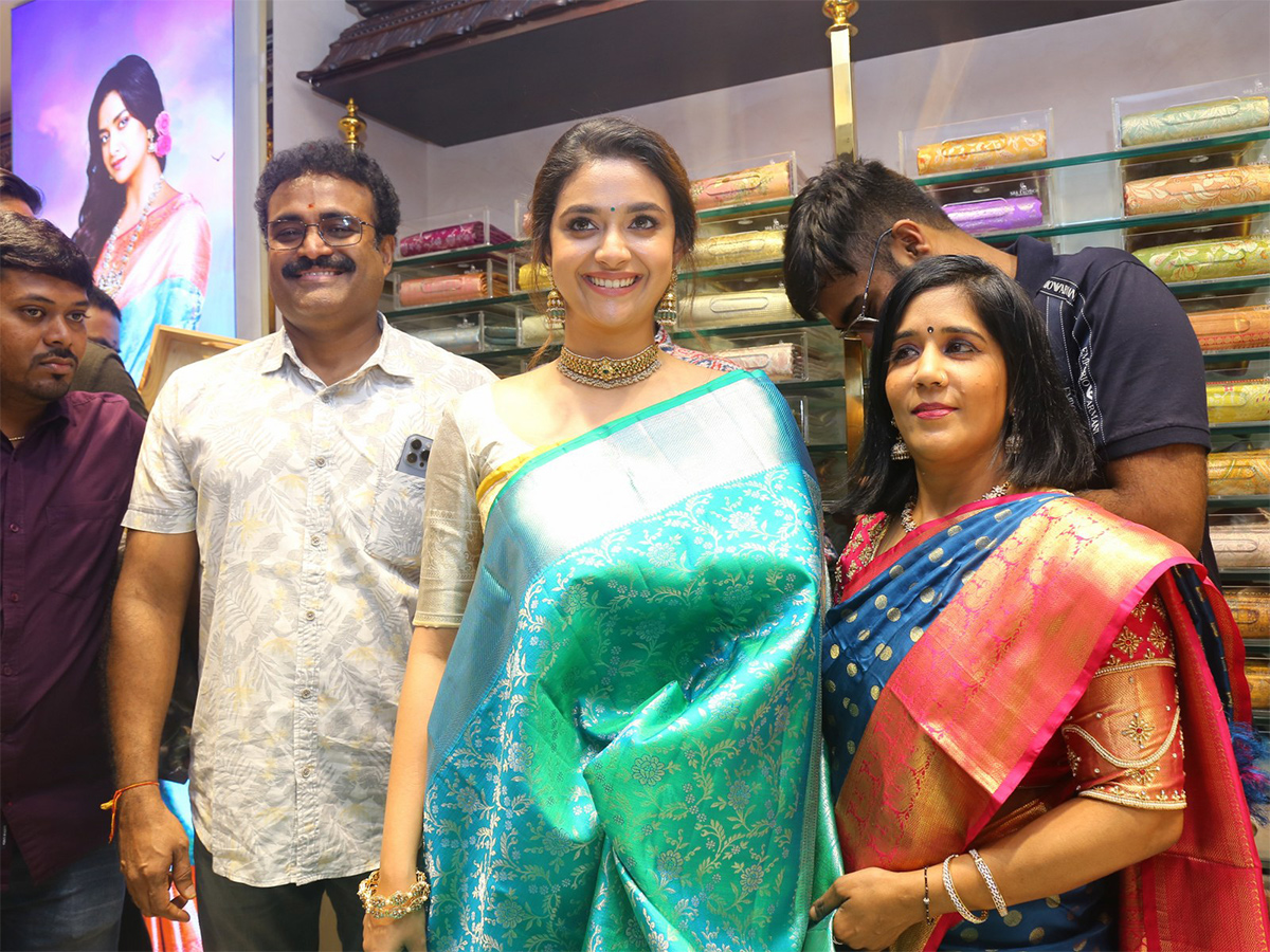 Actress_20keerthy_20suresh_20launches_20cmr_20shopping_20mall_20at_20Balapur_20Photos-21.jpg 20