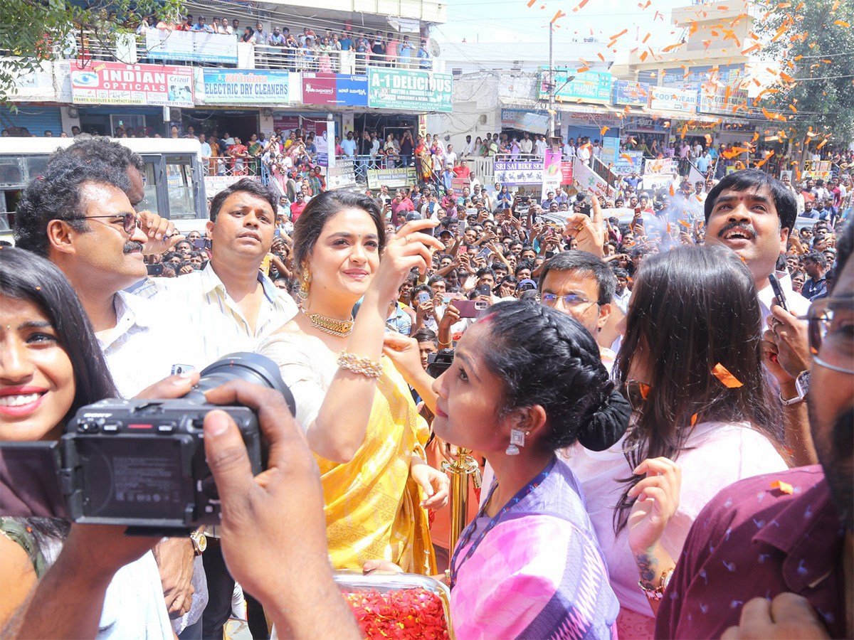 Actress_20keerthy_20suresh_20launches_20cmr_20shopping_20mall_20at_20Balapur_20Photos-22.jpg 21
