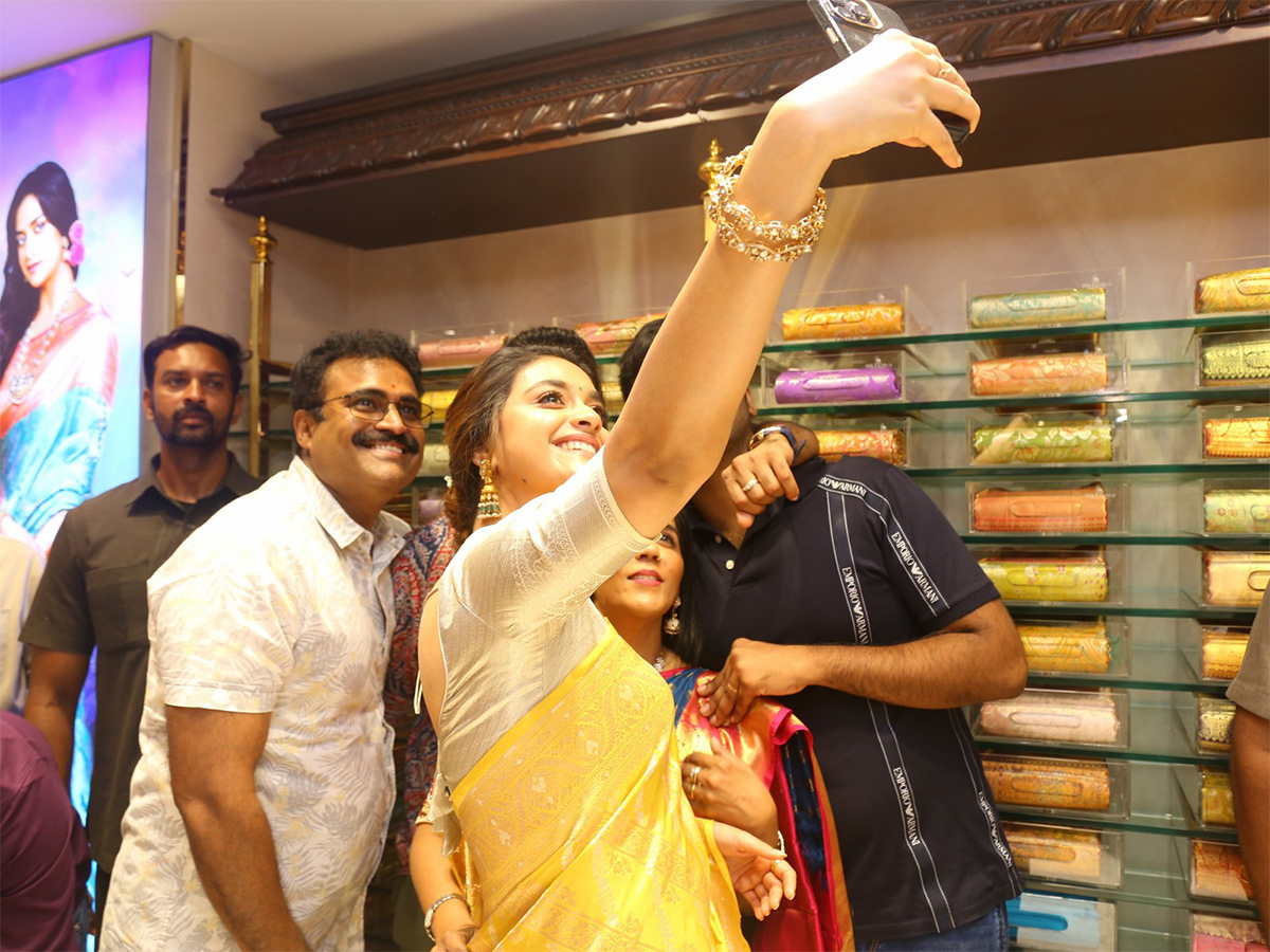 Actress_20keerthy_20suresh_20launches_20cmr_20shopping_20mall_20at_20Balapur_20Photos-23.jpg 22