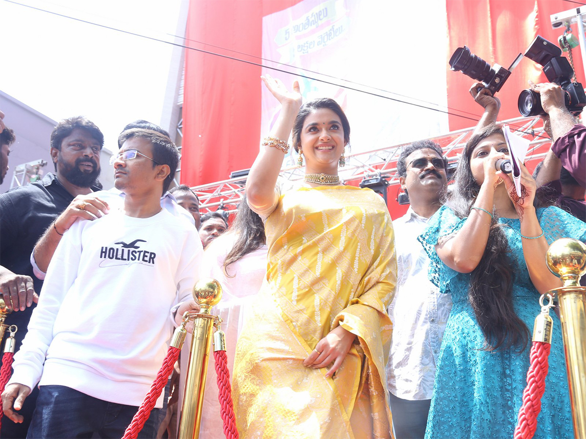 Actress_20keerthy_20suresh_20launches_20cmr_20shopping_20mall_20at_20Balapur_20Photos-25.jpg 24