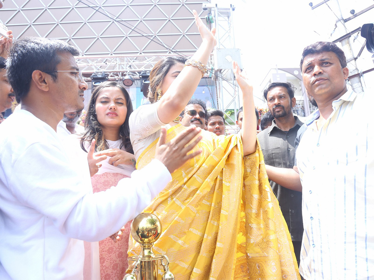 Actress_20keerthy_20suresh_20launches_20cmr_20shopping_20mall_20at_20Balapur_20Photos-26.jpg 25