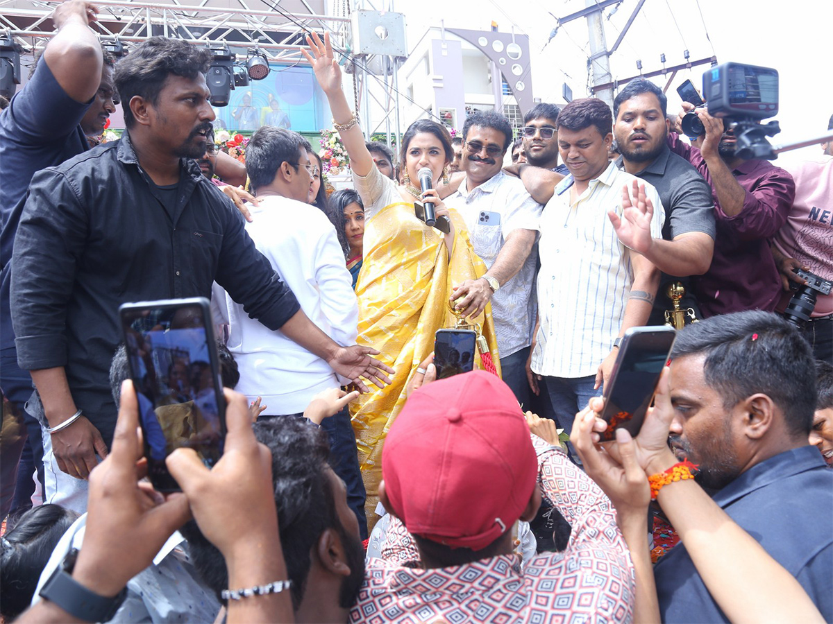 Actress_20keerthy_20suresh_20launches_20cmr_20shopping_20mall_20at_20Balapur_20Photos-27.jpg 26