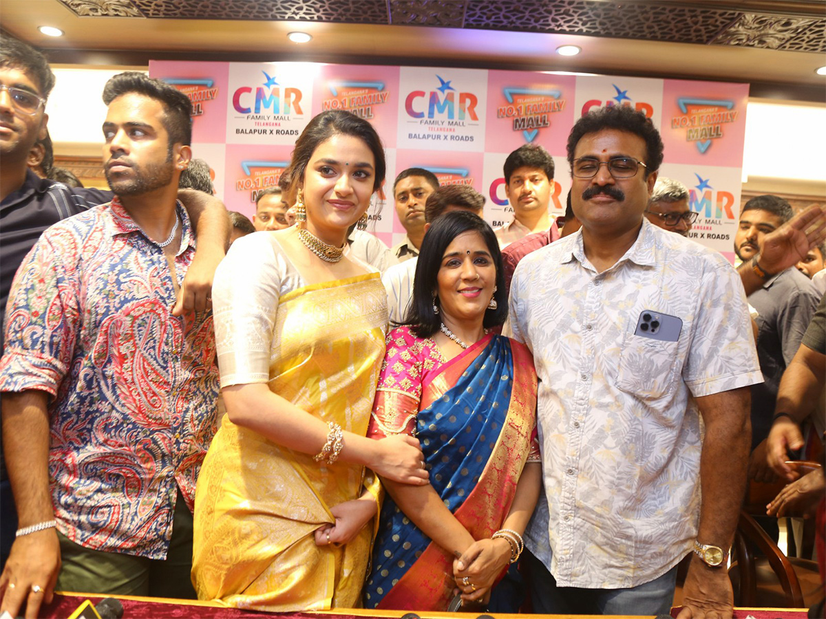 Actress_20keerthy_20suresh_20launches_20cmr_20shopping_20mall_20at_20Balapur_20Photos-29.jpg 27