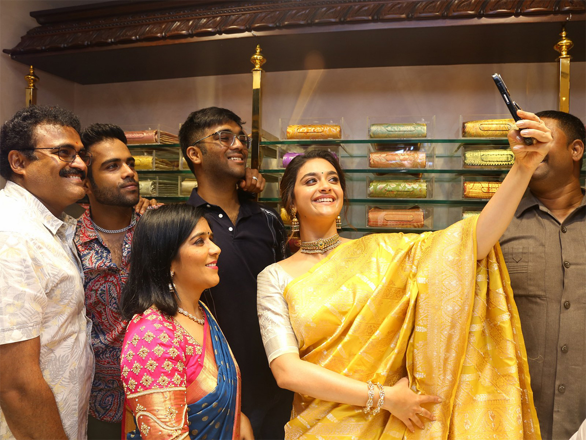 Actress_20keerthy_20suresh_20launches_20cmr_20shopping_20mall_20at_20Balapur_20Photos-30.jpg 28