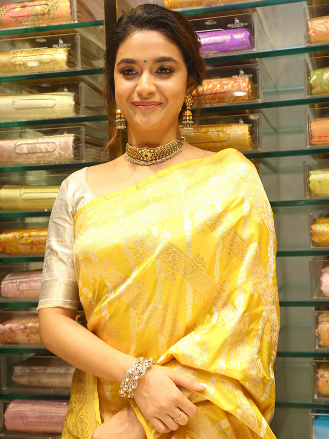 Actress_20keerthy_20suresh_20launches_20cmr_20shopping_20mall_20at_20Balapur_20Photos-31.jpg 29