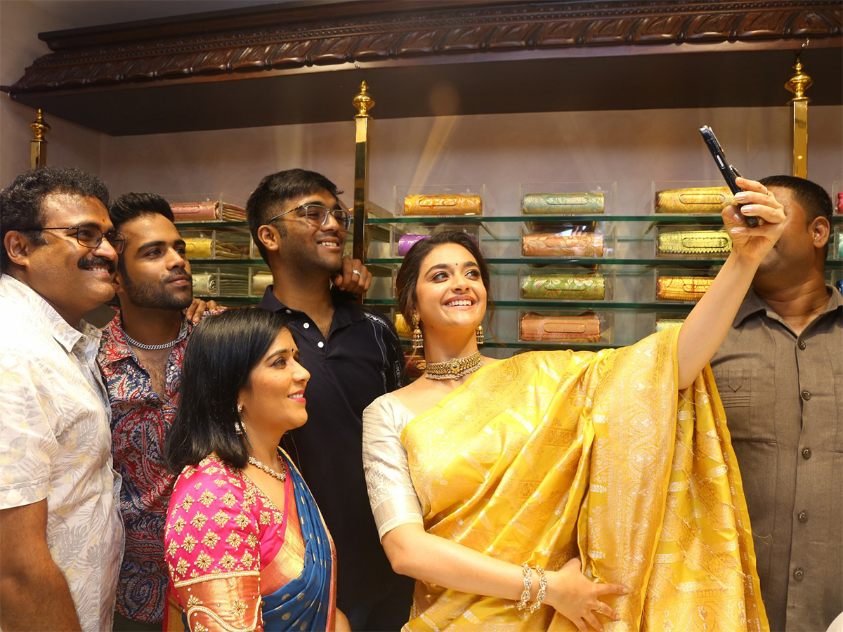 Actress_20keerthy_20suresh_20launches_20cmr_20shopping_20mall_20at_20Balapur_20Photos-32.jpg 30