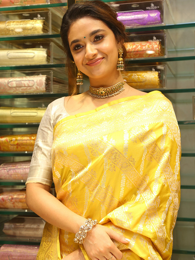 Actress_20keerthy_20suresh_20launches_20cmr_20shopping_20mall_20at_20Balapur_20Photos-33.jpg 31