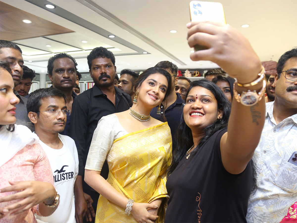 Actress_20keerthy_20suresh_20launches_20cmr_20shopping_20mall_20at_20Balapur_20Photos-4.jpg 4