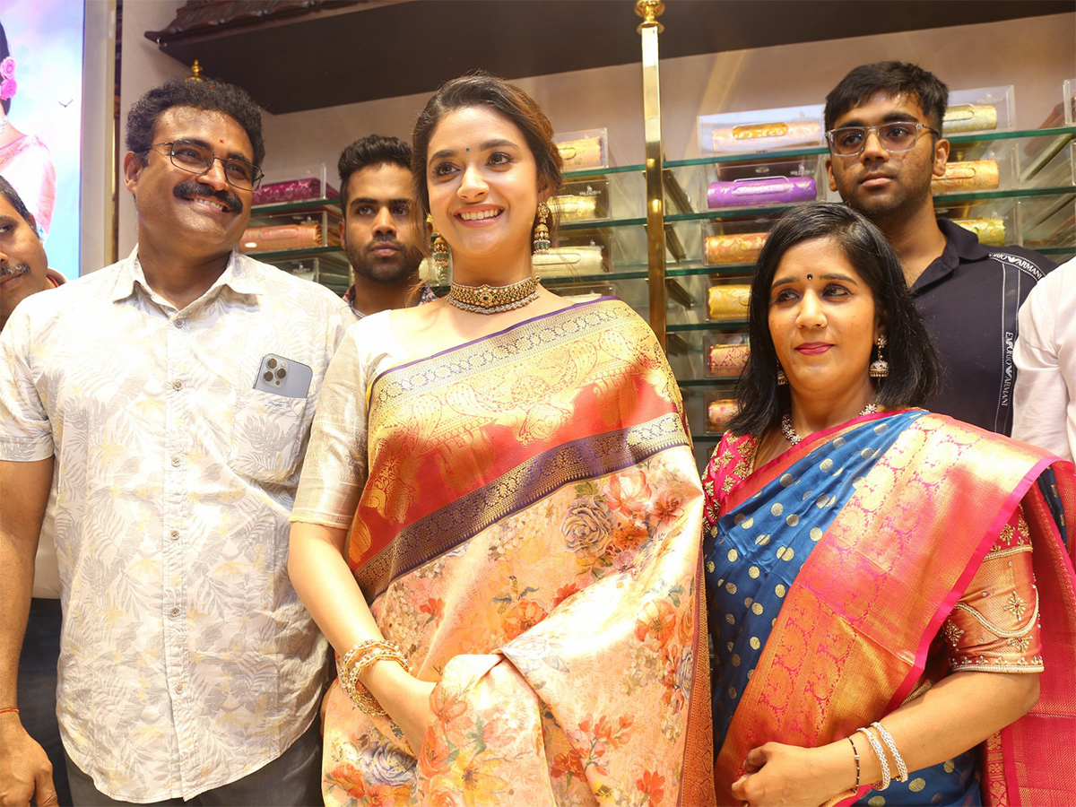 Actress_20keerthy_20suresh_20launches_20cmr_20shopping_20mall_20at_20Balapur_20Photos-5.jpg 5