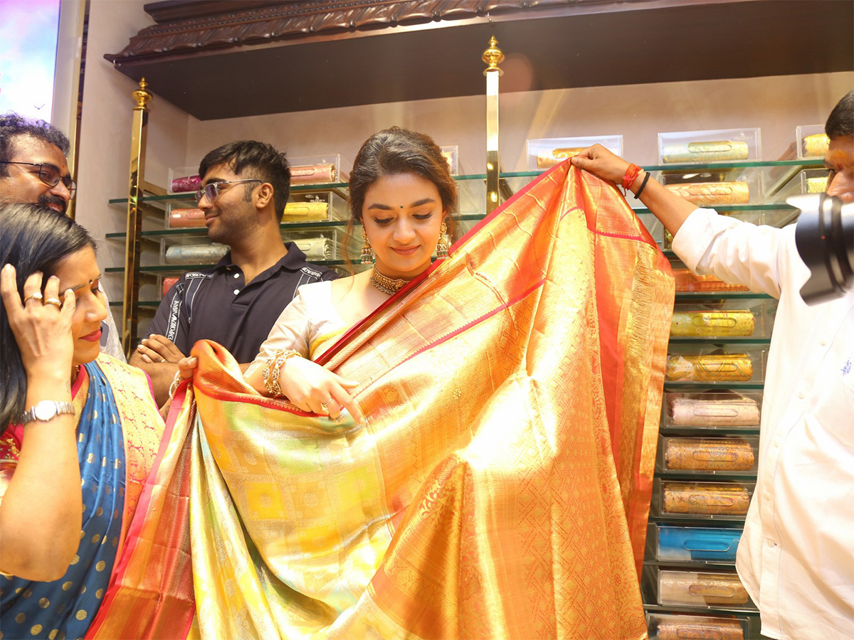 Actress_20keerthy_20suresh_20launches_20cmr_20shopping_20mall_20at_20Balapur_20Photos-6.jpg 6