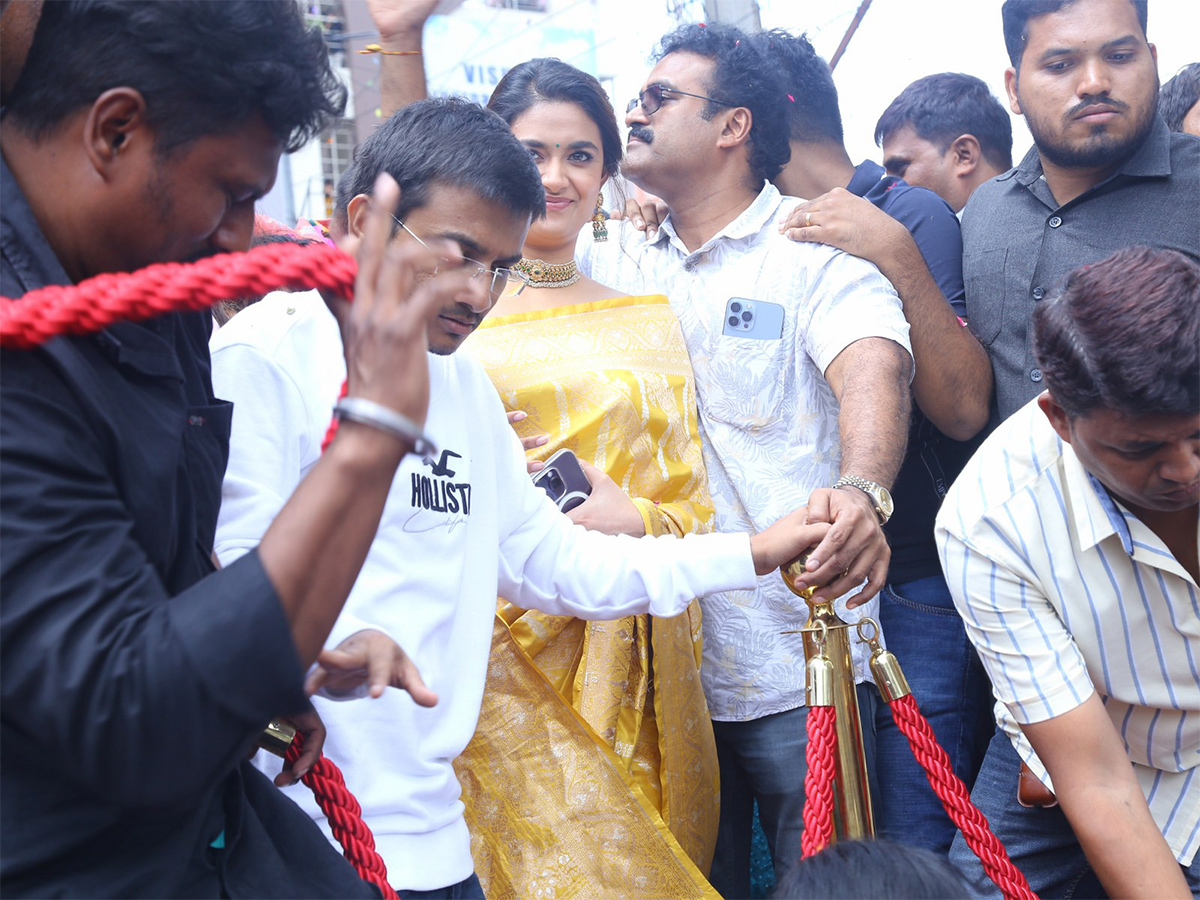 Actress_20keerthy_20suresh_20launches_20cmr_20shopping_20mall_20at_20Balapur_20Photos-7.jpg 7